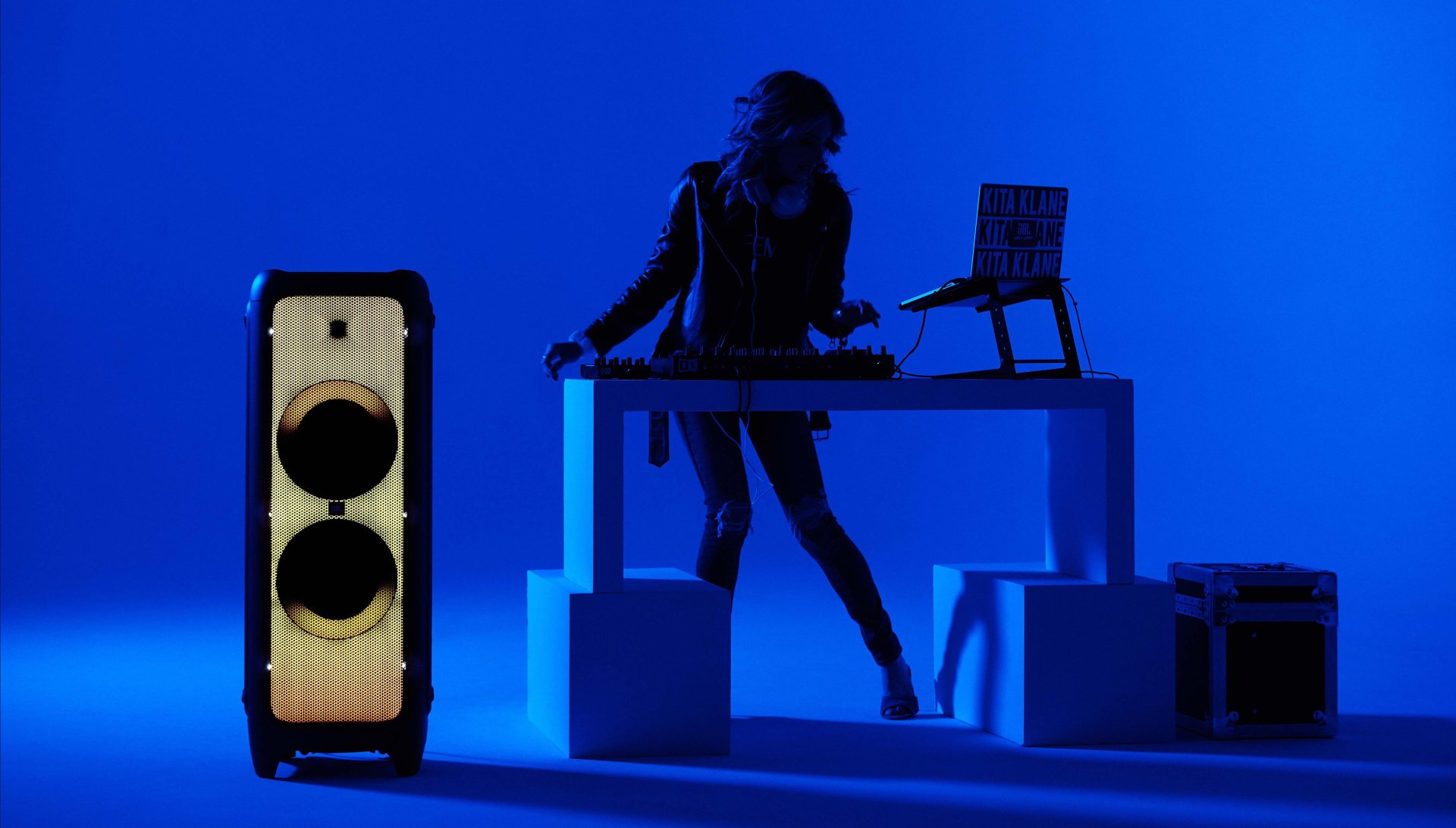 DJ-ka grająca na imprezie z głośnikiem JBL PartyBox